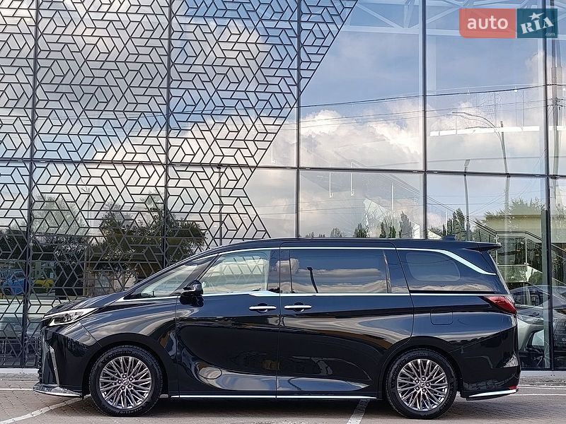 Минивэн Lexus LM 2025 в Киеве
