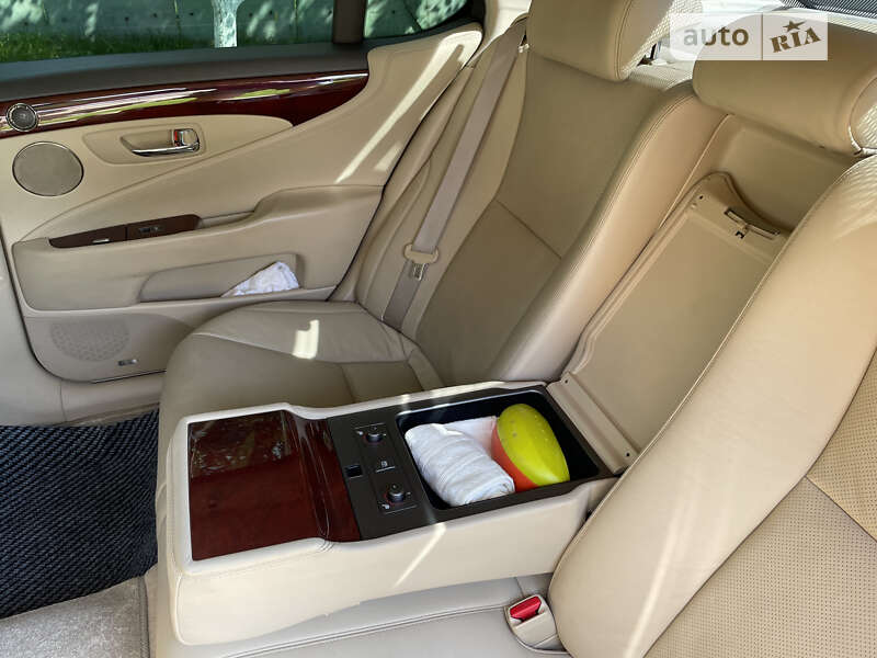 Седан Lexus LS 2008 в Чернігові