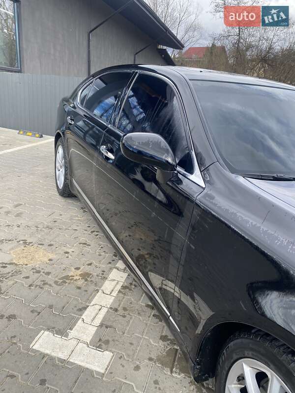 Седан Lexus LS 2007 в Косове