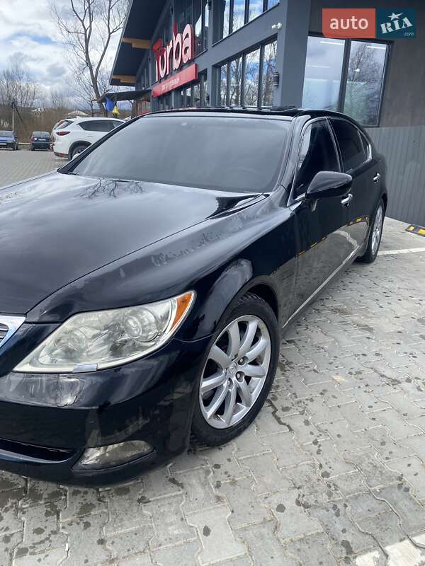 Седан Lexus LS 2007 в Косове