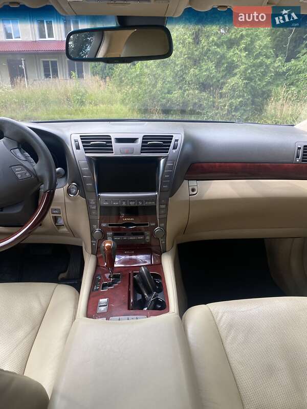 Седан Lexus LS 2007 в Косове