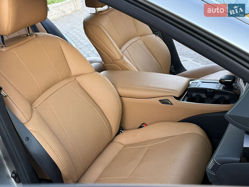 Седан Lexus LS 2022 в Ровно