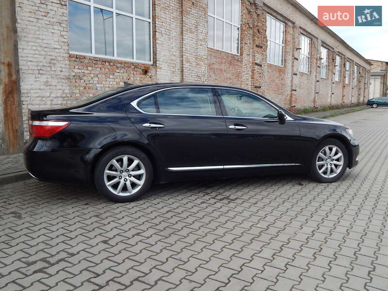 Седан Lexus LS 2007 в Нововолынске