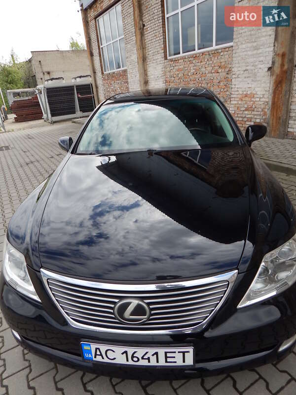 Седан Lexus LS 2007 в Нововолынске