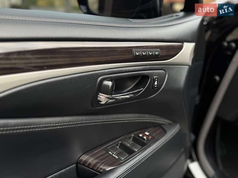 Седан Lexus LS 2013 в Львові