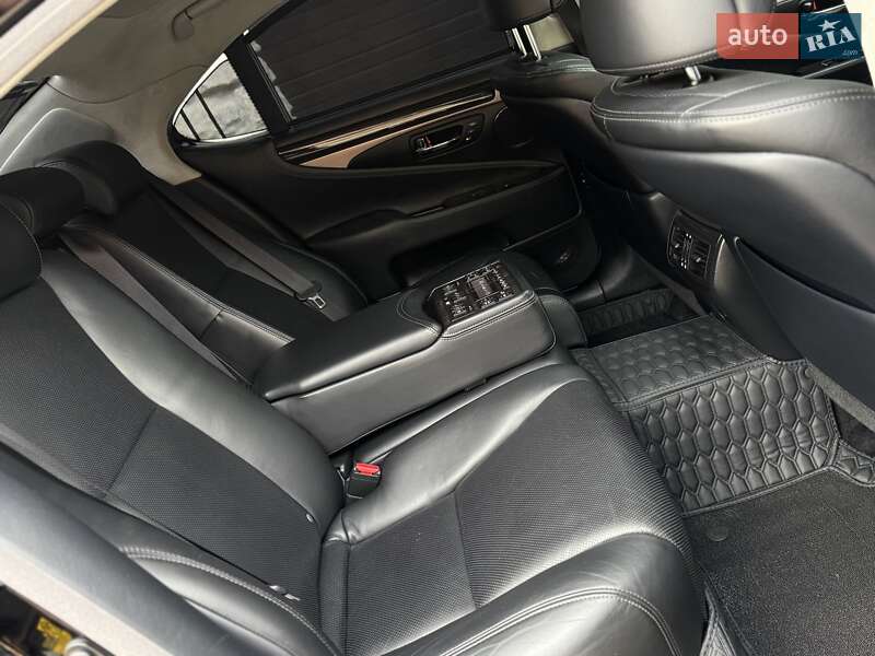 Седан Lexus LS 2013 в Львове