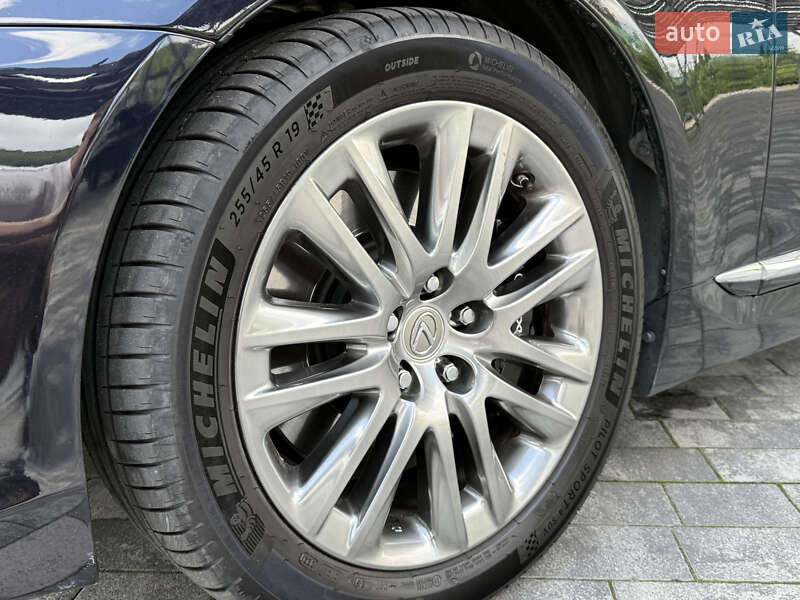 Седан Lexus LS 2013 в Львове