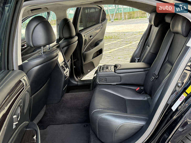 Седан Lexus LS 2013 в Львове