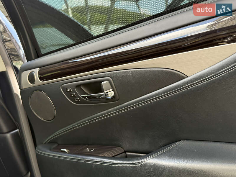 Седан Lexus LS 2013 в Львове