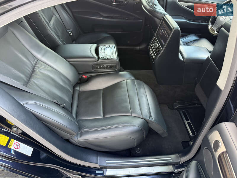 Седан Lexus LS 2013 в Львове