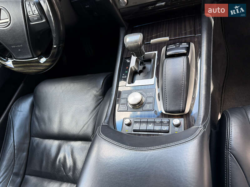 Седан Lexus LS 2013 в Львове