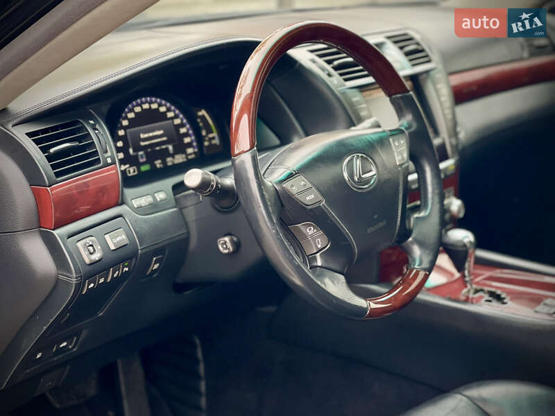 Седан Lexus LS 2012 в Киеве