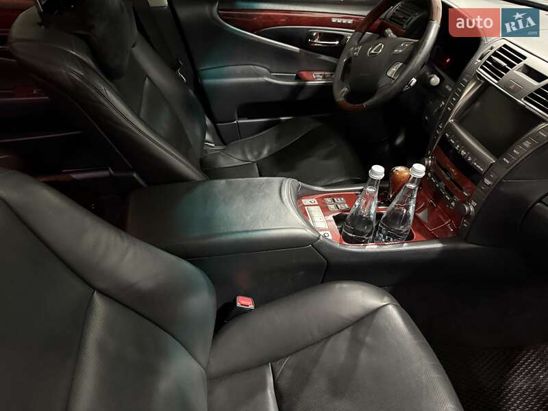 Седан Lexus LS 2008 в Кременчуці