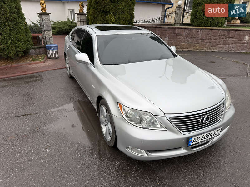 Седан Lexus LS 2007 в Вороновице