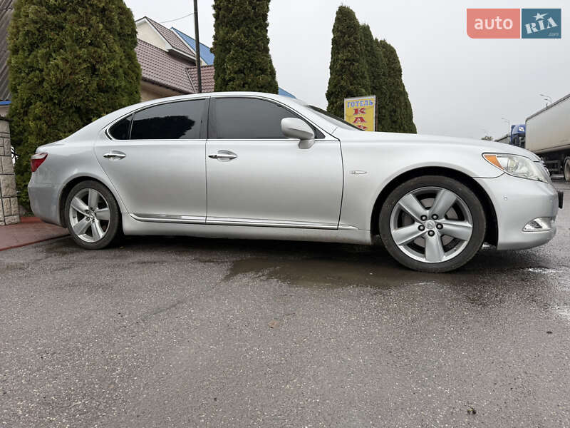Седан Lexus LS 2007 в Вороновице