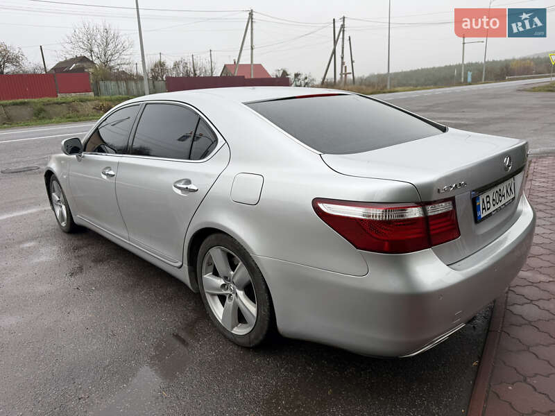 Седан Lexus LS 2007 в Вороновице