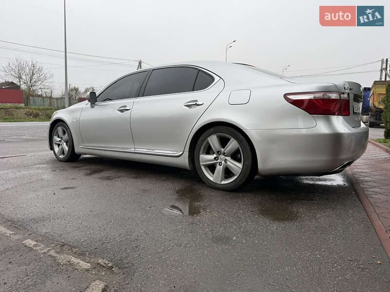 Седан Lexus LS 2007 в Вороновице