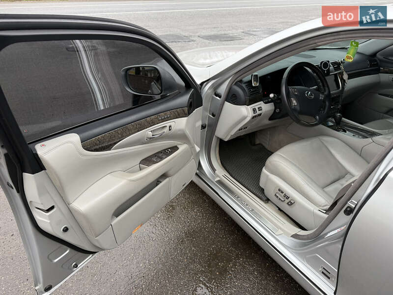 Седан Lexus LS 2007 в Вороновице