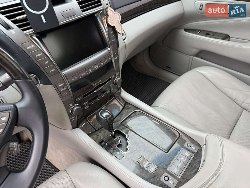 Седан Lexus LS 2007 в Вороновице