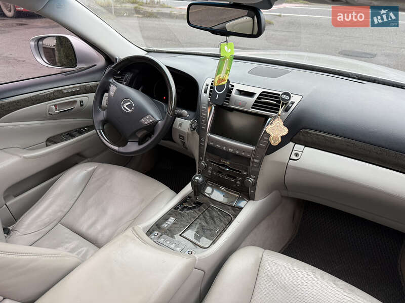 Седан Lexus LS 2007 в Вороновице