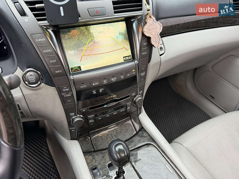 Седан Lexus LS 2007 в Вороновице