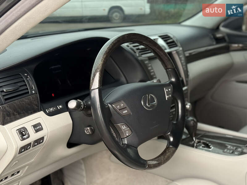 Седан Lexus LS 2011 в Ивано-Франковске