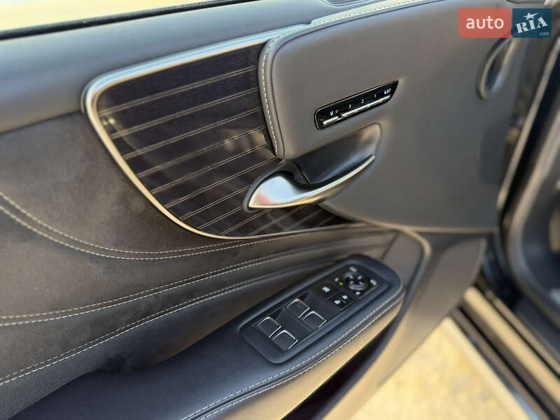 Седан Lexus LS 2018 в Стоянці