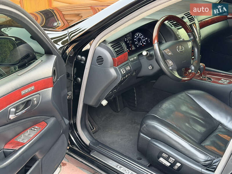 Седан Lexus LS 2007 в Вараше
