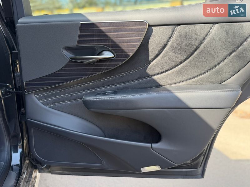 Седан Lexus LS 2018 в Стоянці