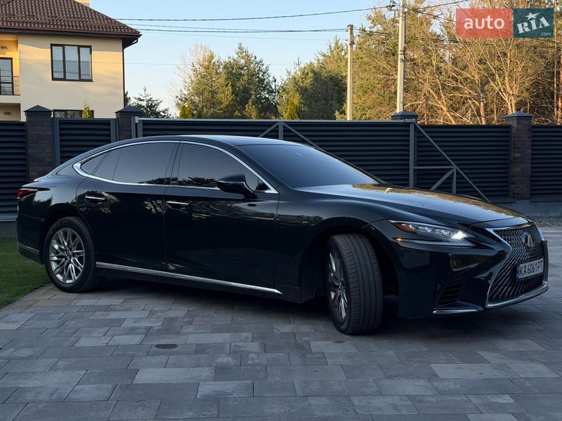Седан Lexus LS 2018 в Стоянці