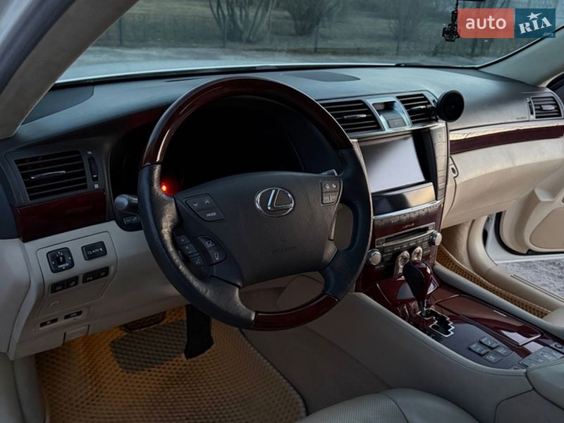 Седан Lexus LS 2010 в Сумах