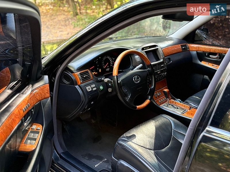Седан Lexus LS 2003 в Бучі