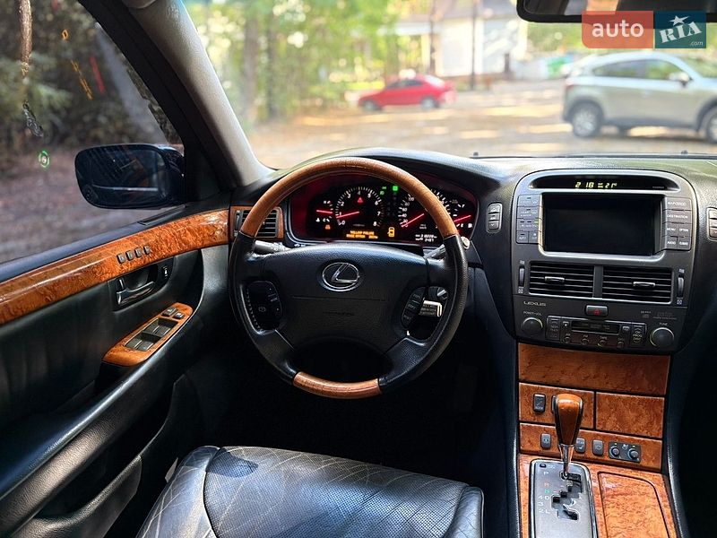 Седан Lexus LS 2003 в Бучі