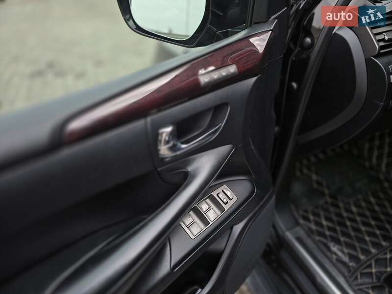 Позашляховик / Кросовер Lexus LX 2010 в Рівному