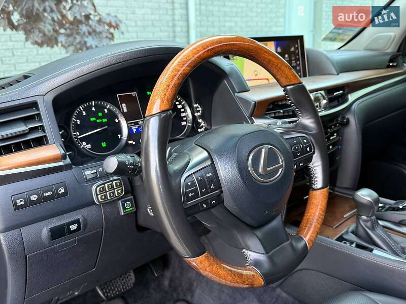 Позашляховик / Кросовер Lexus LX 2016 в Рівному