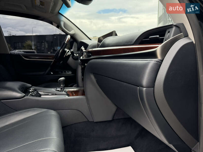Позашляховик / Кросовер Lexus LX 2016 в Києві