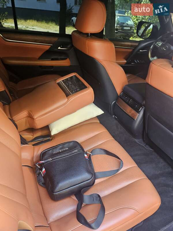 Позашляховик / Кросовер Lexus LX 2016 в Дніпрі
