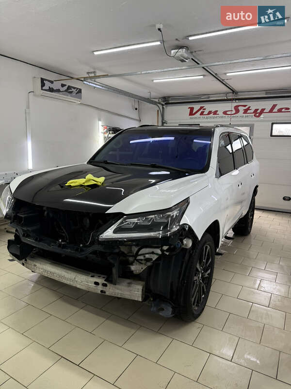 Позашляховик / Кросовер Lexus LX 2017 в Чернівцях