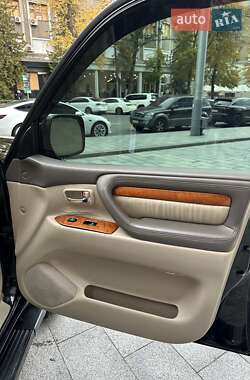 Внедорожник / Кроссовер Lexus LX 2004 в 