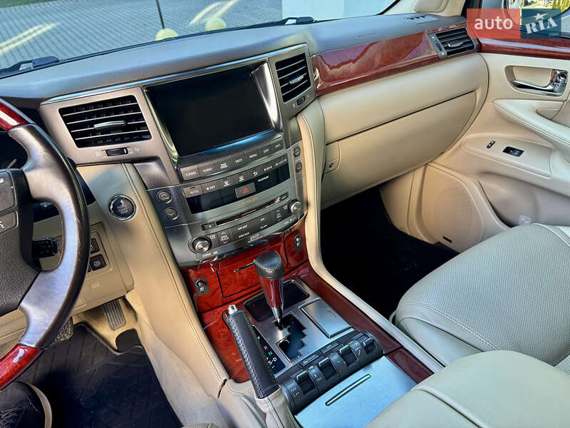 Позашляховик / Кросовер Lexus LX 2008 в Чернівцях