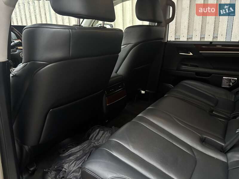 Позашляховик / Кросовер Lexus LX 2016 в Чернівцях