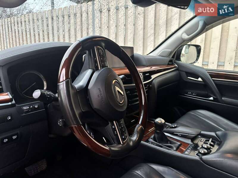 Позашляховик / Кросовер Lexus LX 2016 в Чернівцях