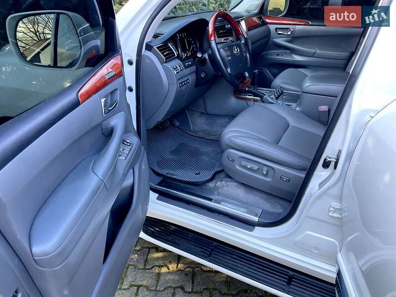 Внедорожник / Кроссовер Lexus LX 2008 в Черновцах