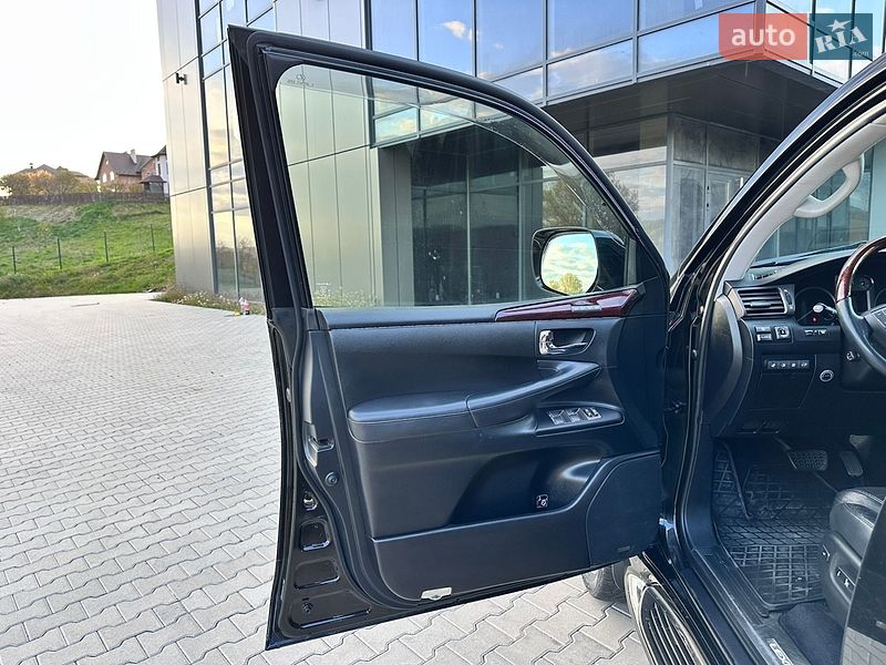 Внедорожник / Кроссовер Lexus LX 2011 в Черновцах