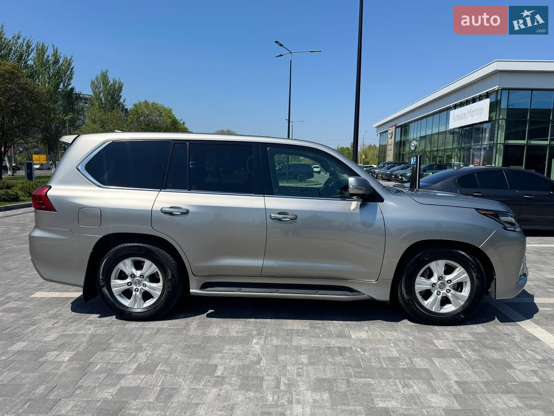 2017 Lexus LX - мініатюра 3
