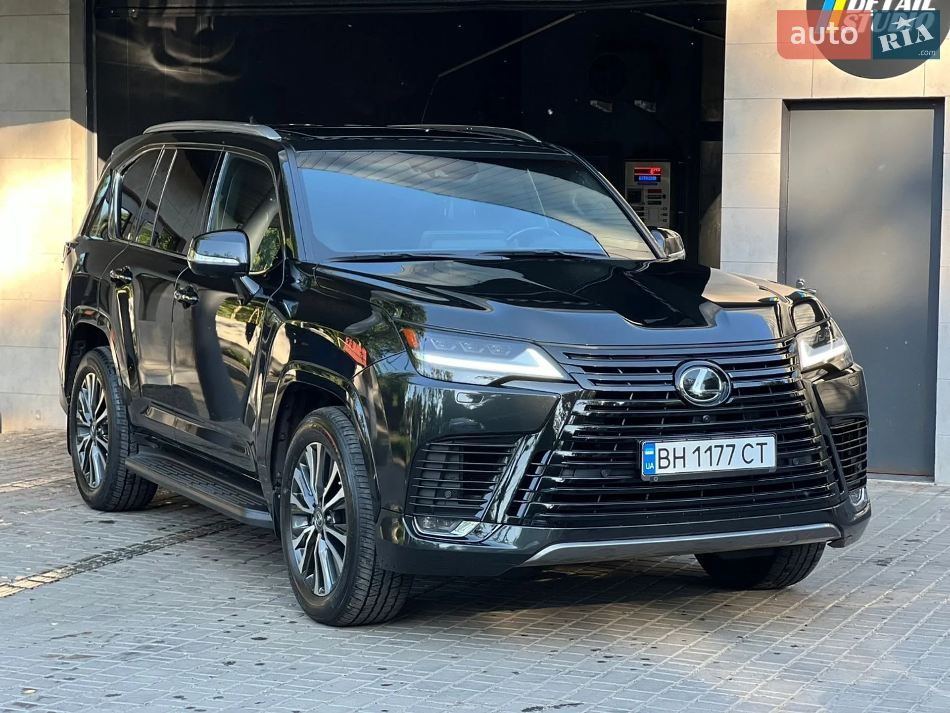 2023 Lexus LX - фото 1