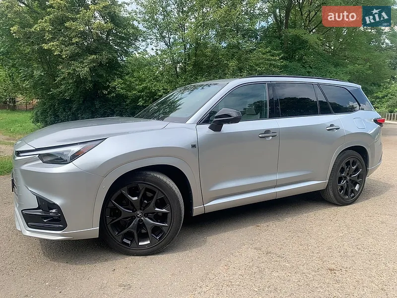 Lexus TX