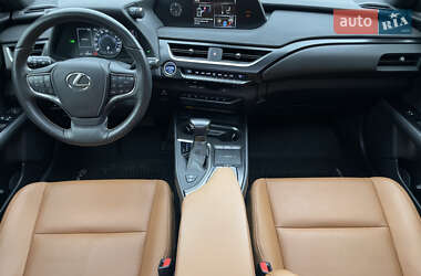 Позашляховик / Кросовер Lexus UX 2020 в 