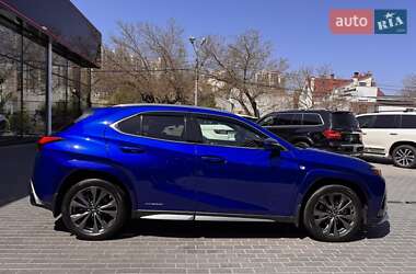 Позашляховик / Кросовер Lexus UX 2021 в 