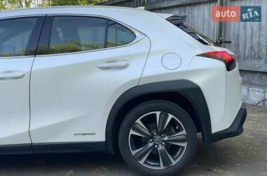 Внедорожник / Кроссовер Lexus UX 2018 в 